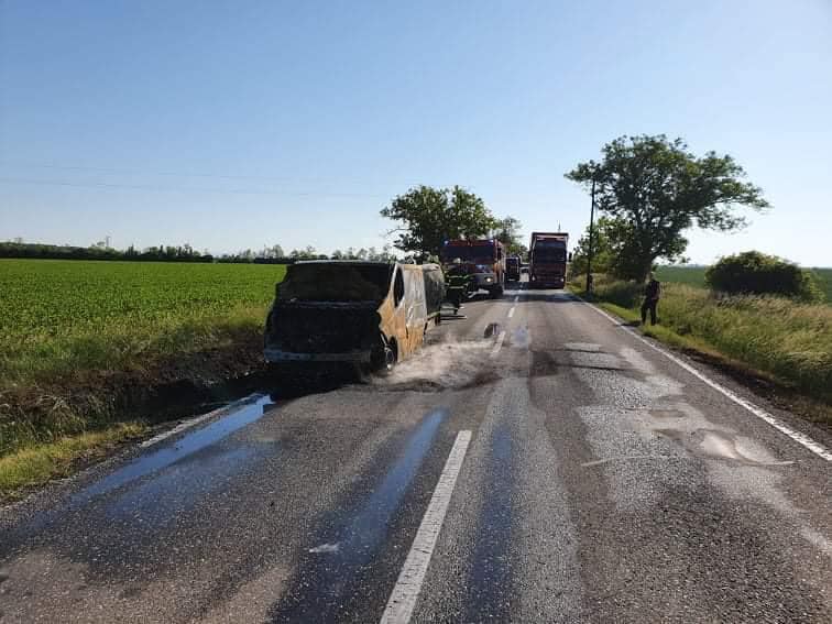 03 - Pri požiari dodávky sa zranila jedna osoba